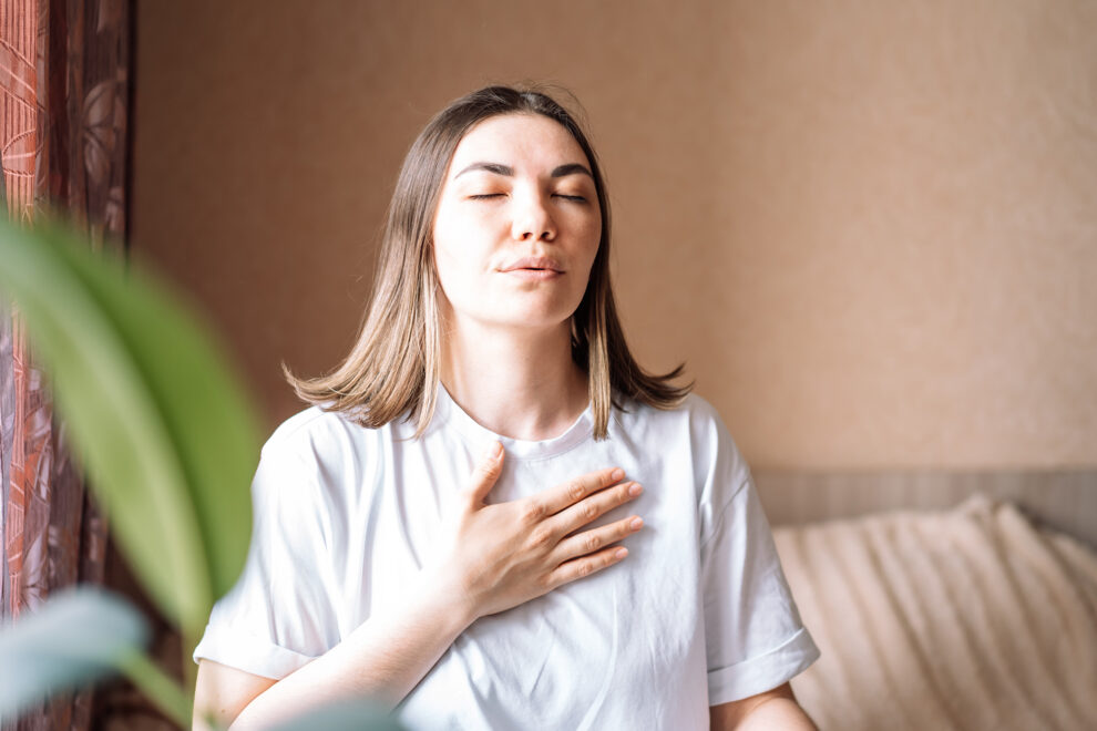 the-lady-put-her-hand-to-her-chest-and-breathes-de-2023-11-27-05-33-45-utc